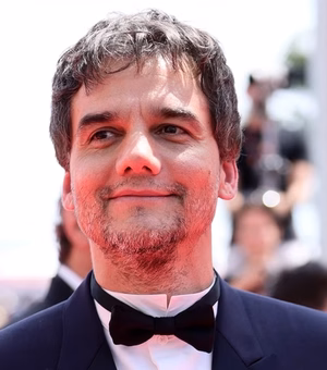 Emocionado, Wagner Moura se pronuncia e celebra prêmio em Cannes
