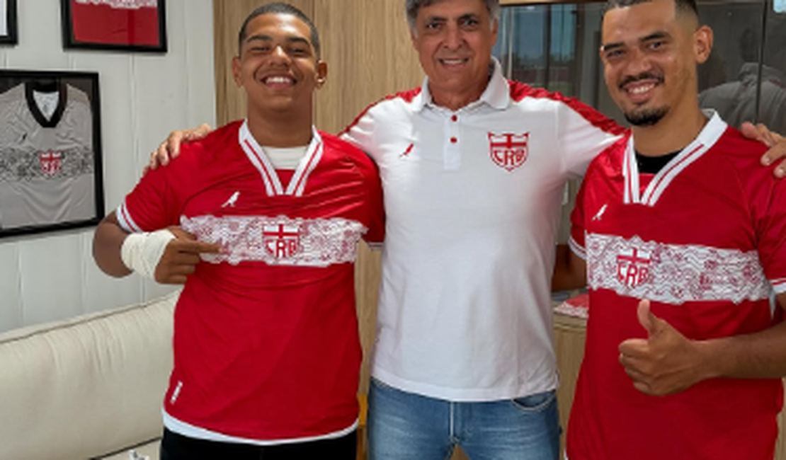Torcedores agredidos após clássico recebem camisa do CRB e visitam CT Ninho do Galo