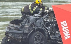 Carro foi levado pela correnteza após o rompimento da ponte ligando Piranhas e Sergipe