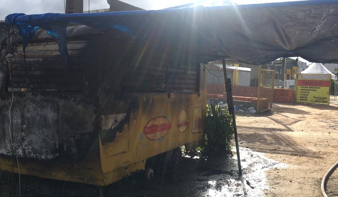 Trailer na Avenida Menino Marcelo pega fogo 