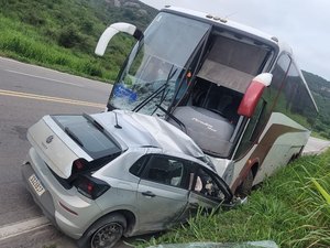 Ônibus que saiu de Arapiraca com destino a SP colide na BR-116 e deixa uma pessoa morta em Minas