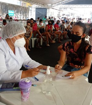 Emoção marca início da vacinação de jovens com 22 anos em Maceió