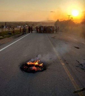 Índios Karapotó realizam protesto em São Sebastião