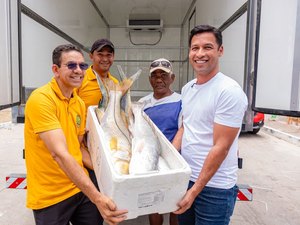 Com emenda de Rodrigo Cunha, pescadores recebem caminhão frigorífico e motores para barcos em Maceió