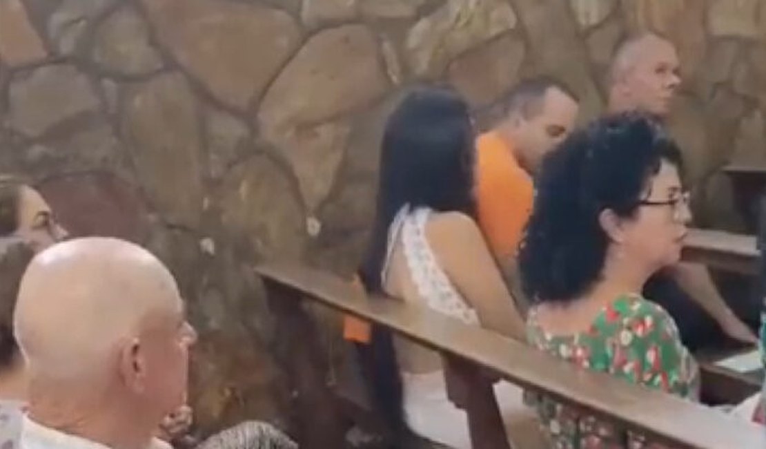 Homem é flagrado com amante dentro de igreja durante missa; veja!