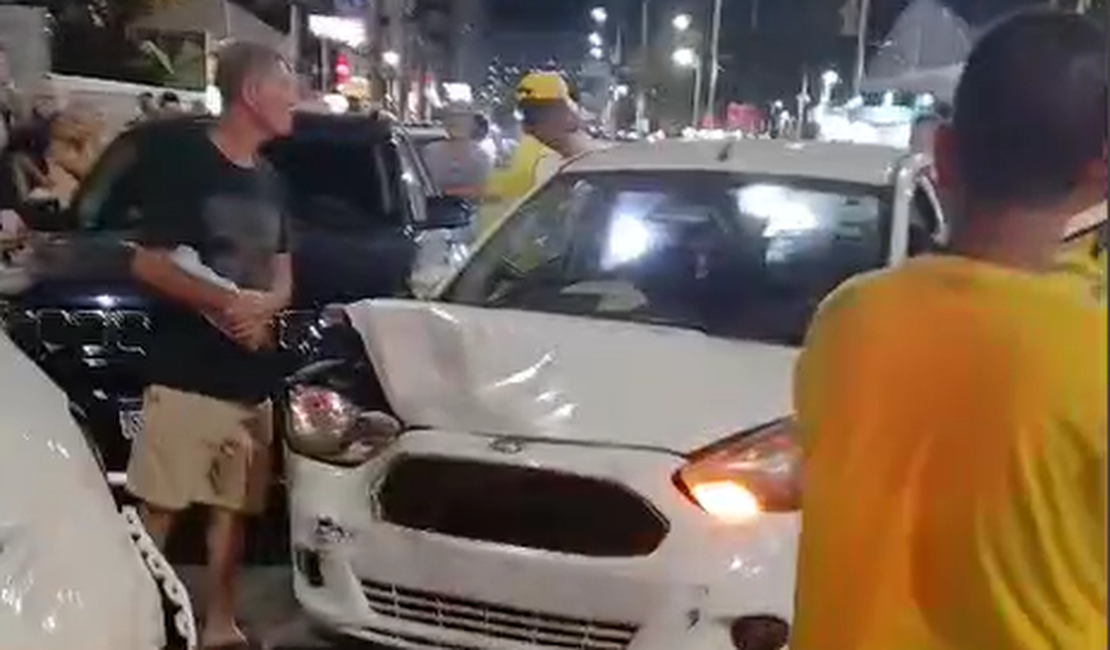 [Vídeo] Motorista embriagada provoca acidente e tumulto perto de roda gigante na orla de Maceió