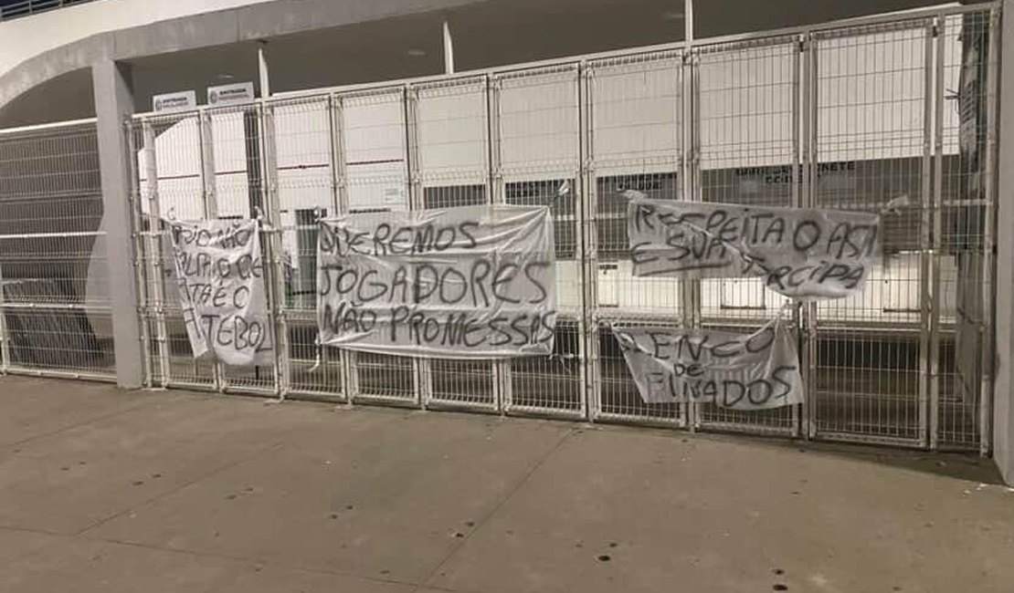 Torcedores protestam com faixas no Fumeirão após sequência negativa do ASA