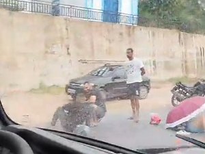Colisão entre moto e carro deixa trânsito lento em Guaxuma