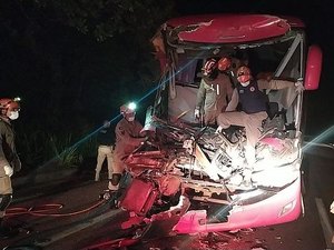 Com destino a Maceió, ônibus sofre acidente com mortos e feridos na Paraíba