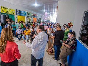 Durante reinauguração do shopping popular, Luciano Barbosa e anuncia pagamento do 13º salário dos servidores