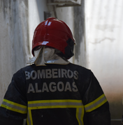 Estabelecimento comercial pega fogo no Centro de Maceió e bombeiros controlam chamas