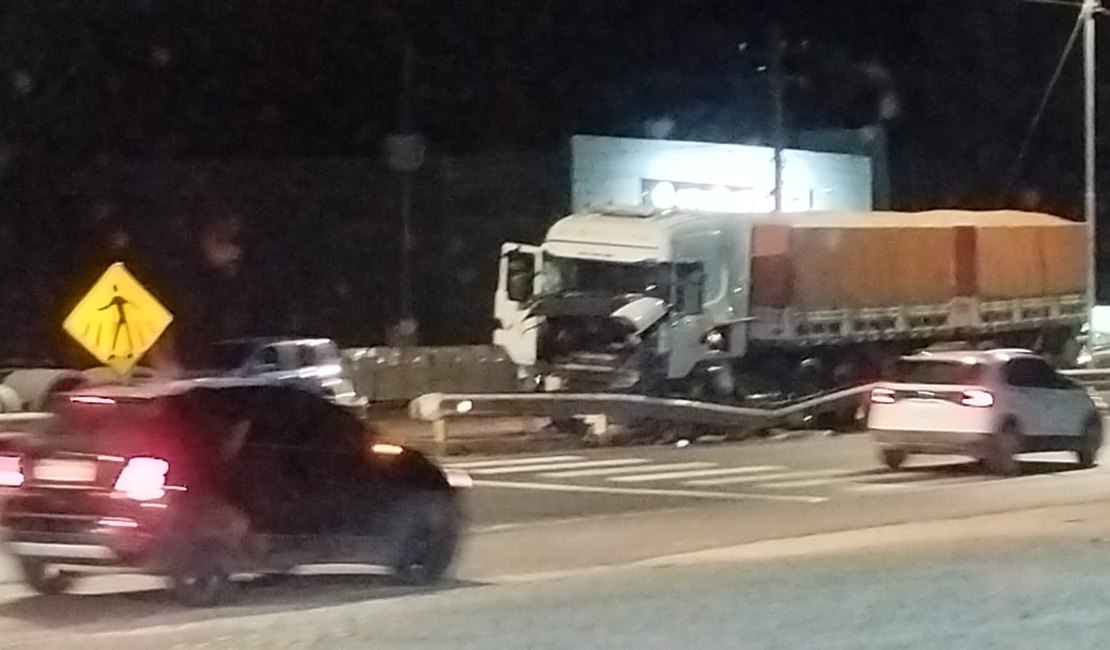Carreta envolvida em acidente interdita rodovia na Massagueira