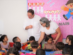 Prefeito Luciano Barbosa visita creche reformada e ampliada no Manoel Teles