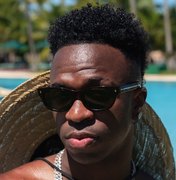 Vini Jr. volta para Europa após férias na Bahia com Virginia Fonseca