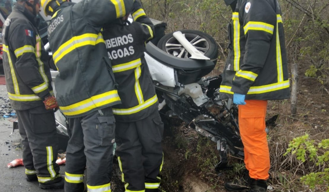 Colisão entre dois carros deixa três mortos e dois feridos em São José da Tapera