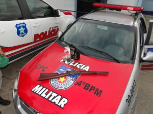 Polícia Militar apreende menor e prende homem com espingarda na parte alta de Maceió 