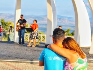 Projeto Pôr do Sol leva centenas de pessoas ao Cristo Redentor, na Serra do Goiti