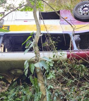 Retirada de ônibus que caiu na Serra da Barriga deve ser feita com guindastes