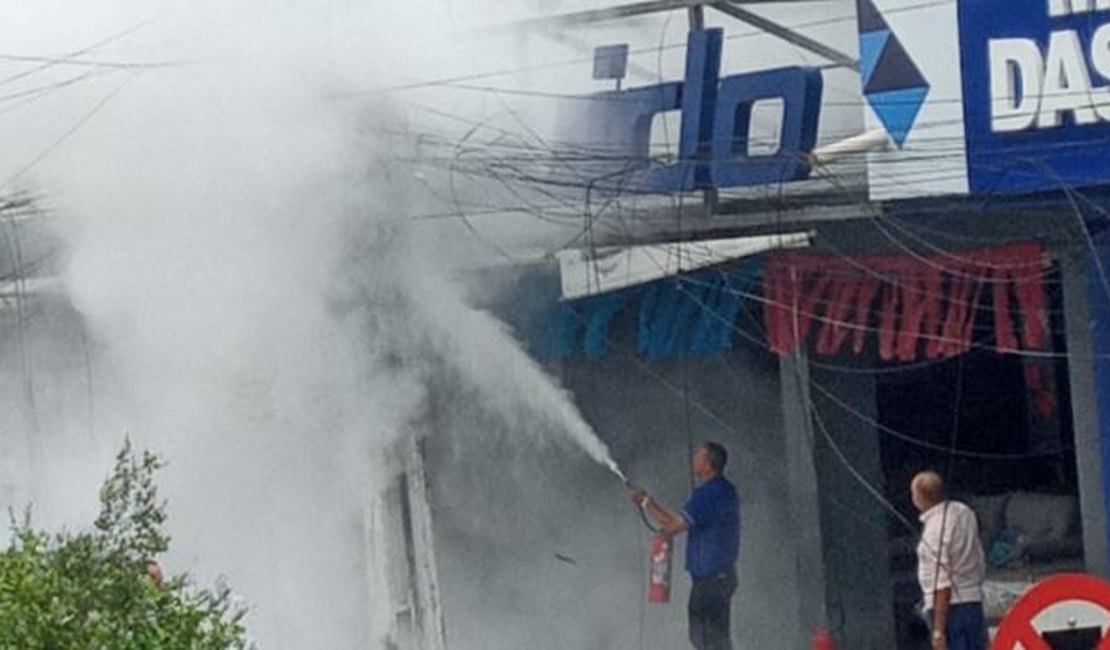 Incêndio em poste afeta internet no Centro de Arapiraca e lojas são impedidas de vender
