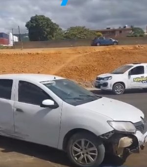 Carro sai da pista ao tentar evitar colisão em frente a hospital de Palmeira dos Índios