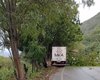 Caminhão colide em árvore e deixa uma pessoa presa às ferragens na cidade de Água Branca