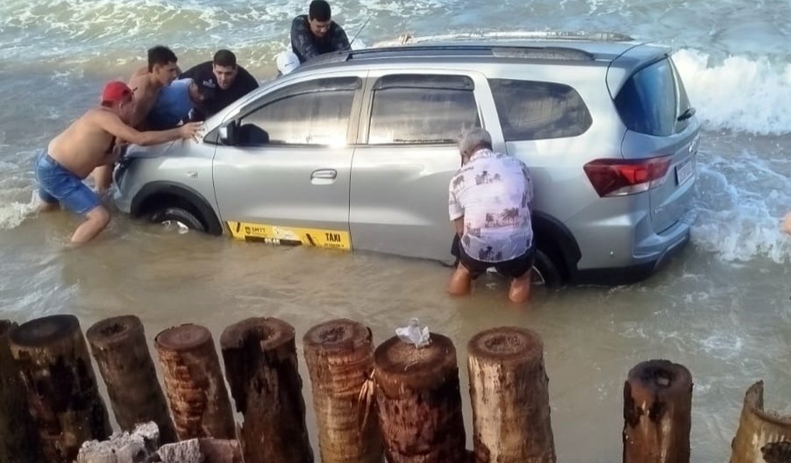 Táxi de Arapiraca fica submerso após avanço da correnteza na Praia do Peba