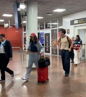 Shawn Mendes e Bruna Marquezine desembarcam no aeroporto Zumbi dos Palmares, em AL