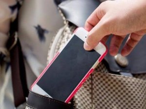 Mulher tem celular furtado dentro de recepção do Centro de Saúde