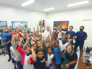 Alunos de escola da comunidade quilombola de Pau D´Arco visitam gabinete do prefeito de Arapiraca