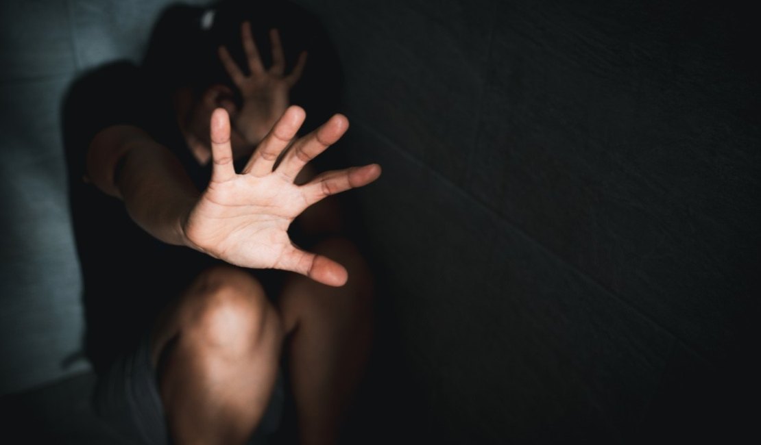 Mãe é presa por agredir filha que não quis tomar banho; menina vai para UPA vomitando sangue