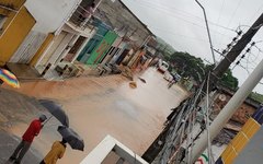 Chuvas deixam ruas do Centro de Jacuípe alagadas