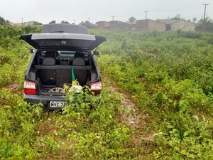 Carro roubado é encontrado parcialmente depenado em matagal