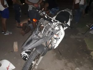 Motociclista realiza manobra na faixa de pedestre e colide em outra moto