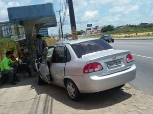 Carro colide em ponto de ônibus e jovem fica ferido