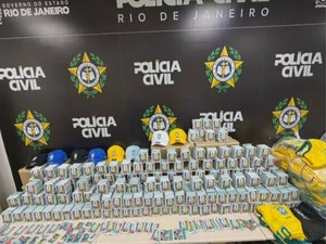 Polícia apreende 200 mil figurinhas falsificadas da Copa no Rio de Janeiro