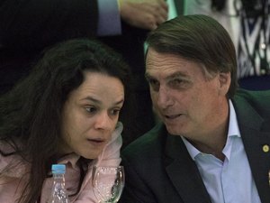 Janaína Paschoal pede que Bolsonaro deixe a Presidência: 'crime contra a saúde pública'