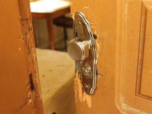 Ladrões arrombam porta e furtam notebook de residência em Arapiraca