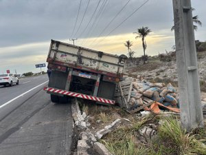 Caminhão carregado de cimento tomba na AL-101 Sul, entre o Francês e Barra de São Miguel