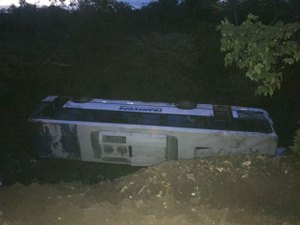 Ônibus com alunos e professores cai dentro de ribanceira em Penedo