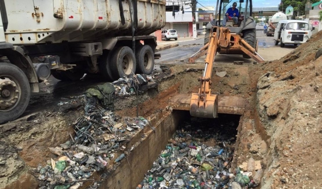 Lixo descartado de forma irregular obstruiu galeria de água pluvial na Avenida Gustavo Paiva
