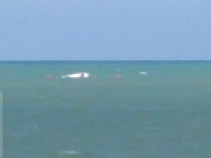 Catamarã vira no mar da Barra de Santo Antônio; passageiros são resgatados