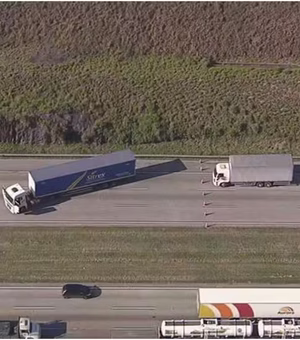 Motorista de carreta deixa veículo atravessado no Rodoanel em São Paulo