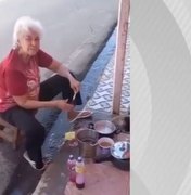 Sem água em casa, idosa lava louças na calçada no Centro de União dos Palmares