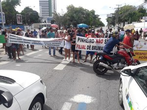 Moradores do Pinheiro realizam protesto na Av. Fernandes Lima