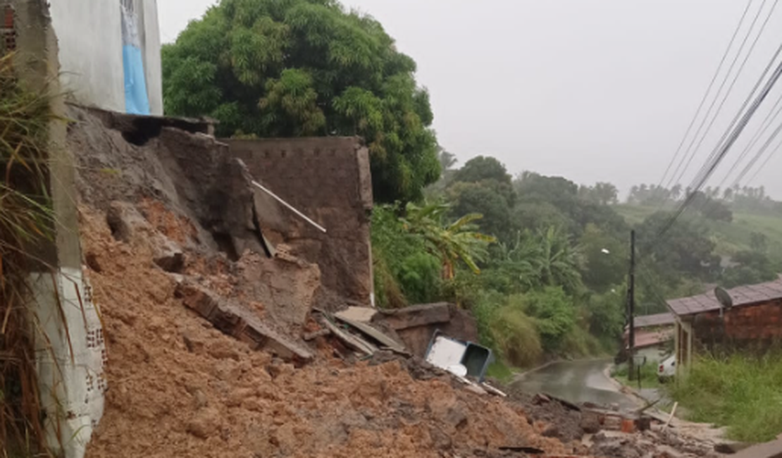 Chuvas provocam estragos em Coruripe e famílias deixam casas
