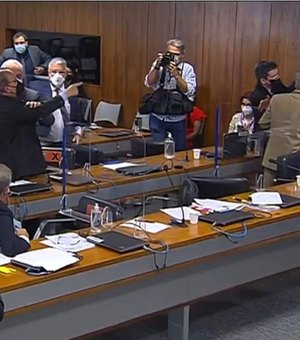 Senadores precisam intervir em discussão entre Renan Calheiros e Jorginho Mello