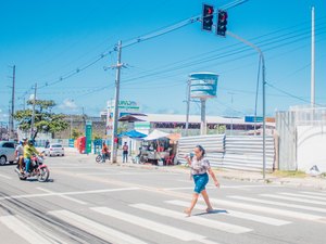 Faixa de pedestres e novo semáforo são implantados no Jacintinho