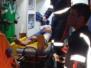 [Vídeo] Colisão entre carro e motocicleta deixa dois gravemente feridos