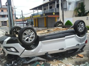 Manobrista confunde pedais de carro, derruba parede de estacionamento e veículo cai de altura de 10 metros