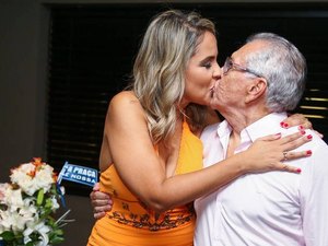 Carlos Alberto de Nóbrega se declara para nova namorada e alfineta as ex